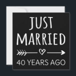 Convites Recem casados 40 Anos Atrás I<br><div class="desc">Design bonito, perfeito para qualquer um que está casado há 40 anos e para uma cerimônia de renovação do voto de casamento. Ele faz um excelente combinando roupa para casais! recem casados 40 Anos Atrás, citação de um casal que se casou há 40 anos ou casal renovando votos de casamento...</div>