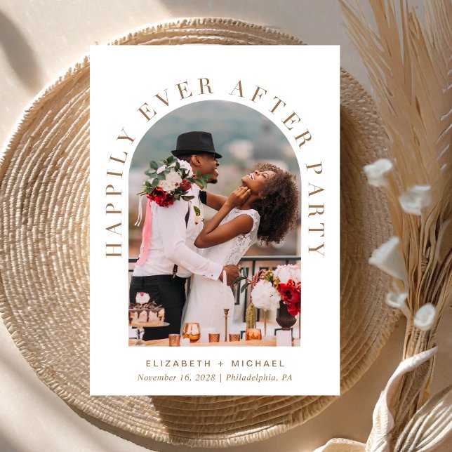 Convites Recepção de casamento Dourada Branca de Fotografia (Celebrate your love story with an invitation showcasing your favorite photo in an elegant arch frame)