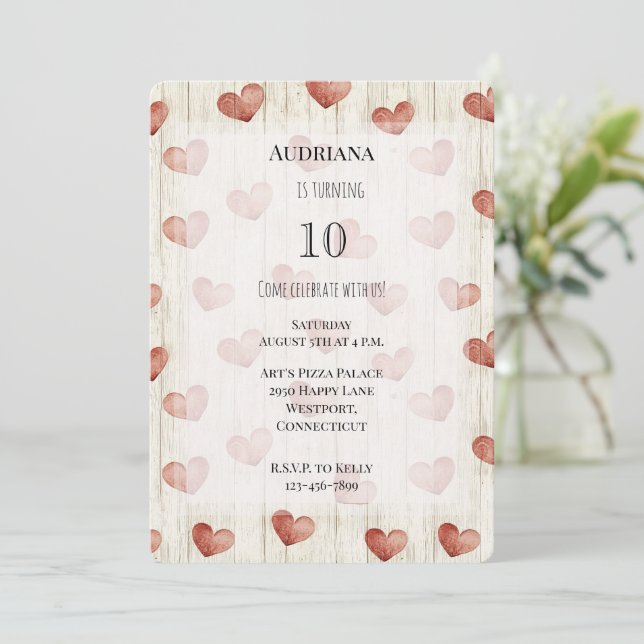 Convites Red Cream Hearts Faux Wood Birthday (Em pé/Frente)