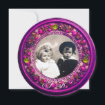 CONVITES RENASCIMENTO FLORENTINO FLORAL, FRUTAS ROSADAS MON<br><div class="desc">Arte refinada, clássica e vibrante da Renascença, obra-prima da Bottega della Robbia (Florença - Itália). Modelo de convite de foto circular/refinada forma circular em cores dourado, amarelo, preto, roxo, rosa, fúcsia, violeta com pedras de topázio amarelo brilhante 3D facilmente personalizável com seu texto e iniciais. Design artístico e sofisticado, fácil...</div>