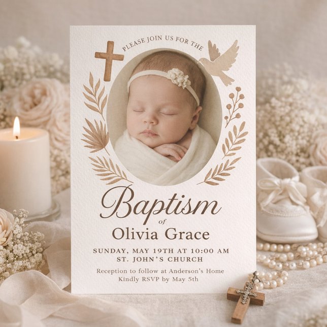 Convites Retrato Boho Floral de Batismo de Bebê (Baby Girl Baptism Invitation with Photo, Cross and Dove in Beige)