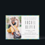 Convites Retro Blue Checkerboard Bat Mitzvah Foto<br><div class="desc">Celebre este marco significativo com um convite ousado e moderno do Bat Mitzvah que mistura perfeitamente estilo e tradição. Este design, atraente, apresenta um esquema vertical de nomes de tendências emparelhado com uma tipografia sans-serif elegante, uma borda pastel em verde-menta e azul-céu, e uma grande área de fotos personalizável para...</div>