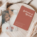 Convites Retro Simples | Antigo Rosa Monograma de Fotografi<br><div class="desc">Este simples retrato | o antigo convite para fotos casuais de rosa é perfeito para o seu casamento clássico de tons de terra de vintage. A design apresenta uma fonte hippie rustic boho minimalista. A paleta neutra a cores do sudoeste do deserto e as letras do século do médio boêmico...</div>