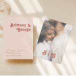 Convites Retro Simples | Monograma de Fotografia Casual Cor<br><div class="desc">Este simples retrato | o convite para fotos casuais cor-de-rosa-claro é perfeito para o seu casamento clássico de tons de terra de safra. A design apresenta uma fonte hippie rustic boho minimalista. A paleta neutra a cores do sudoeste do deserto e as letras do século do médio boêmico da Terra...</div>