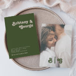 Convites Retro Simples | Monograma de Fotografia Casual Ver<br><div class="desc">Este simples retrato | O convite para fotografia casual verde-oliva é perfeito para o seu casamento clássico de tons de terra de safra. A design apresenta uma fonte hippie rustic boho minimalista. A paleta neutra a cores do sudoeste do deserto e as letras do século do médio boêmico da Terra...</div>