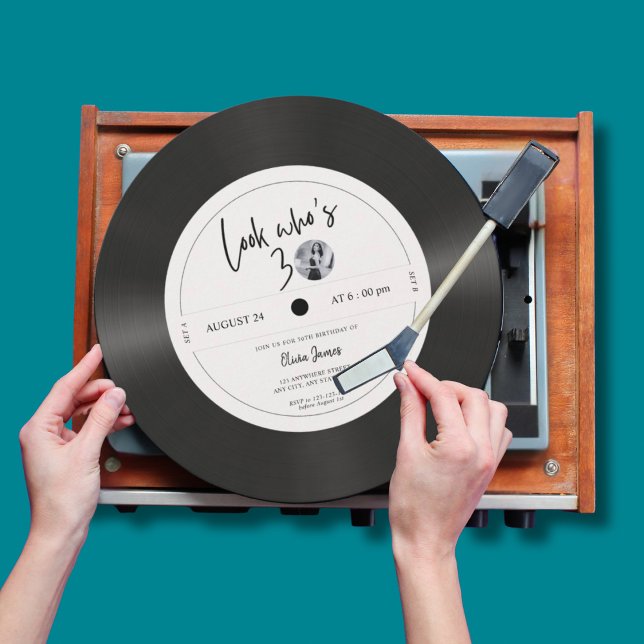 Convites Retro vinyl record look who’s 30, 30th birthday in (Criador carregado)