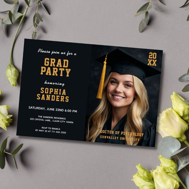 Convites Revista de Fotos de Formatura em Estilo de Design (Modern graduation photo invite with clean black and gold magazine-style layout)