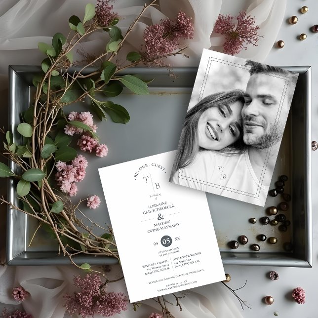 Convites Rico Simples Iniciais de Chic Casal de Foto Modern (Refined Wedding Invitation Cards with Initials and Back Photo in Black and White.)