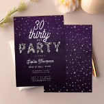 Convites Rinestones Elegante aniversário de 30 anos Roxo<br><div class="desc">Modelo aniversário de 30 anos simples,  moderno,  elegante e chic com fundo roxo,  a palavra PARTIDO coberta por rochas (pedras simuladas,  não reais,  este é um efeito digital),  roteiro de caligrafia moderno e tipografia em branco. Um design de eterno para uma mulher no seu trigésimo aniversário.</div>