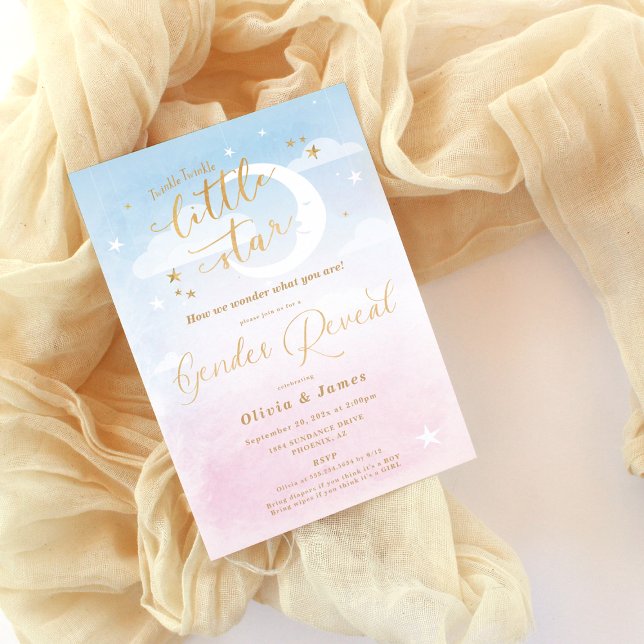 Convites Ritmo Brilhante Pequena Revelação de Gênero nas Es (5x7 Little Star blue and pink gender reveal invitation displayed on pale yellow flowy fabric)