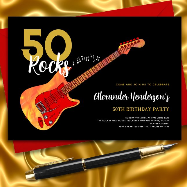 Convites Rock and Roll 50th festa de aniversário 50 rochas (Rock and roll 50th birthday party invitation fire electric guitar black and gold 50 Rocks theme)