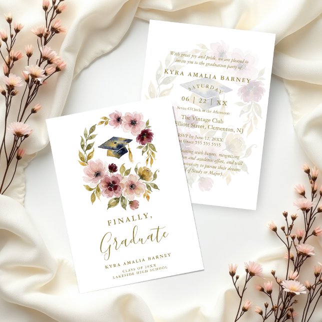 Convites Romantic Soft Floral Wreath Graduation Cap Design (Romantic Soft Floral Wreath with Graduation Cap Invitation Party Card Design.)