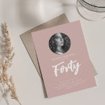 Convites Rosa de aniversário de 40 anos Dusty de Foto com S<br><div class="desc">Um design elegante de convite de festas "aniversário de 40 anos" com fotografia personalizada,  tipografia moderna e texto personalizado.</div>