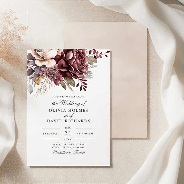 Convites Rosa Empoeirado e Burgundy Floral Casamento Boho (Dusty Rose and Burgundy Floral Boho Wedding Invitation on a silk tablecloth.)