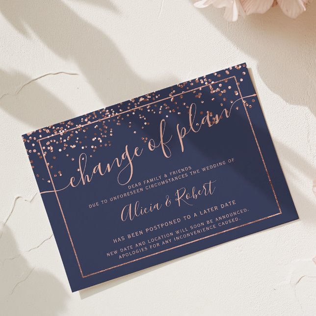 Convites Rosa gold marinho script azul adiado plano de alte (Rose gold navy blue script postponed change plan invitation change of plan)