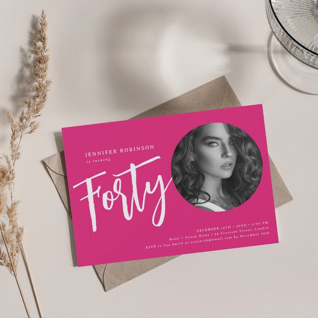 Convites Rosa Quente do Partido do aniversário de 40 anos d (Modern Script Photo 40th Birthday Party Hot Pink Invitation)