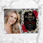 Convites Rosa vermelha Black White Damask Foto 50th Birthda<br><div class="desc">Elegante convite floral feminino para o 50º aniversário com sua foto. Design branco preto-claro com ouro brilhante. Apresenta cor damasco preta e branca, rosa vermelha, fonte de script e confetti. Perfeito para uma festa de comemoração de na moda adulto. Personalize com seus próprios detalhes. Pode ser personalizado para qualquer idade!...</div>