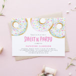 Convites Rosquinha Sweet 16 Party com aspersão branca de aq<br><div class="desc">Convide convidados para o seu evento com este doce convite de 16 pessoas personalizável. Apresenta rosquinhas de cor aquosa, de vidro branco, com pulverizações coloridas. Personalize adicionando seus detalhes. Este doce convite de festas rosquinha de 16 anos é perfeito para qualquer tema ou estação de eventos. Outras cores estão disponíveis....</div>