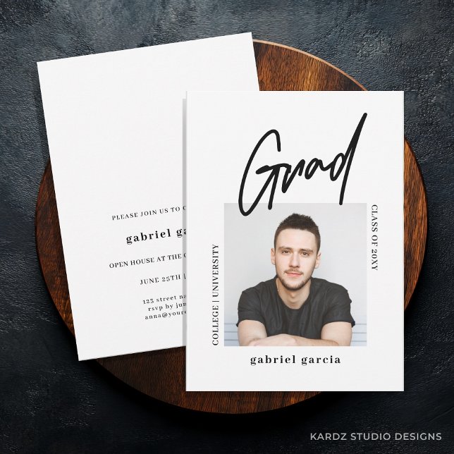 Convites Roteiro Simples Moderno para Fotos na Festa de For (Graduation Invitation shown in a 5x7-inch card. Personalize announcement with blue button section.)