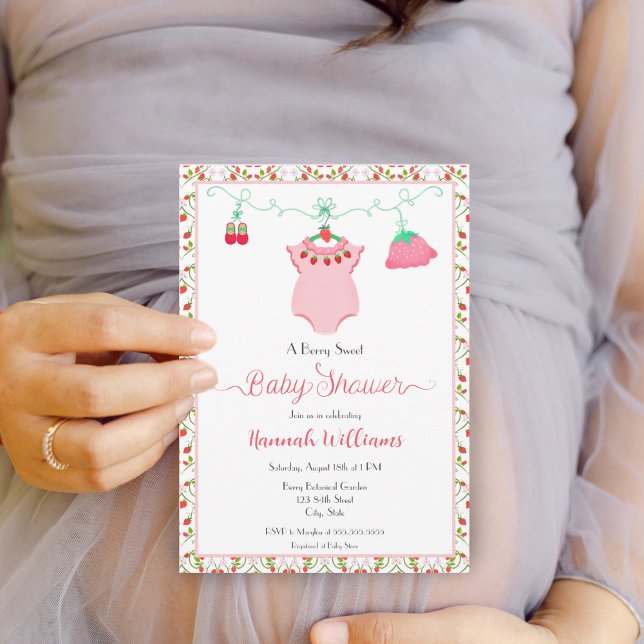Convites Roupa de Bebê Morango Com Padrão Chá de Bebê (A sweet berry baby shower invitation for your upcoming mother to be celebration!)