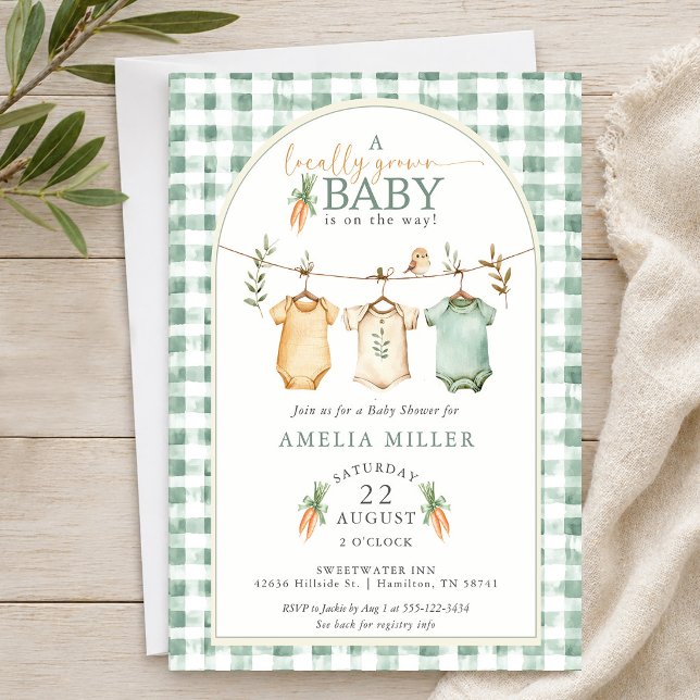 Convites Roupas de Bebê de Gingham Cultivadas Localmente Ch (Green Locally Grown Baby Clothesline Baby Shower Invitation)