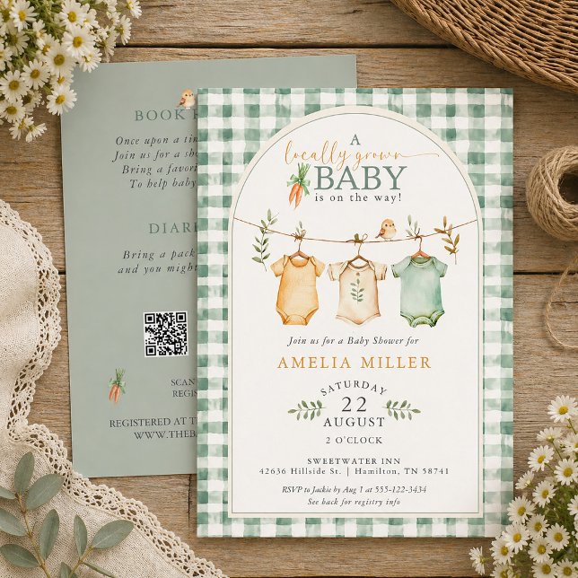 Convites Roupas de Bebê Verdes e Produzidas Localmente Chá  (Green Gingham Locally Grown Baby Clothesline Gender Neutral Baby Shower Invitation)