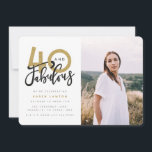 Convites roxo 40 e fabulosa foto de festa de aniversário<br><div class="desc">Celebre seu estilo de aniversário de 40 anos com esses convites de fotos de festas surpreendentes,  roxos e dourados. Um design moderno com texto de script e gráficos ousados. Altere a cor para personalizar. Parte de uma coleção.</div>