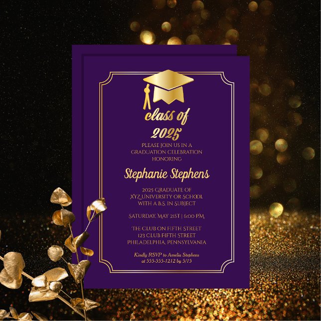 Convites Roxo Elegante | Parte Formandos do Boné Dourado (Elegant Purple and Gold Tone Graduation Cap "Class of 2025" College Graduation Party Invitation)