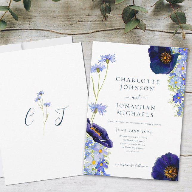 Convites Russo Azul de Flor Selvagem (Elegant wildflower blue summer floral wedding invitation with bride and groom monogram initials)