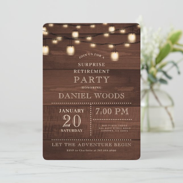 Convites Russo Wood String Light Surprise Retirement Party (Em pé/Frente)