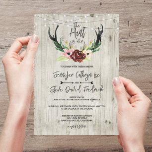 Convites Rustic Burgundy Floral Antler Hunt está sobre o ca