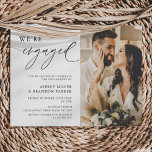 Convites Rustic Somos a Festa de noivado de Foto Envolvida<br><div class="desc">Rustic We'are Engaged Photo Festa de noivado Invitation Adicionar texto personalizado às costas para fornecer informações adicionais necessárias aos seus convidados.</div>