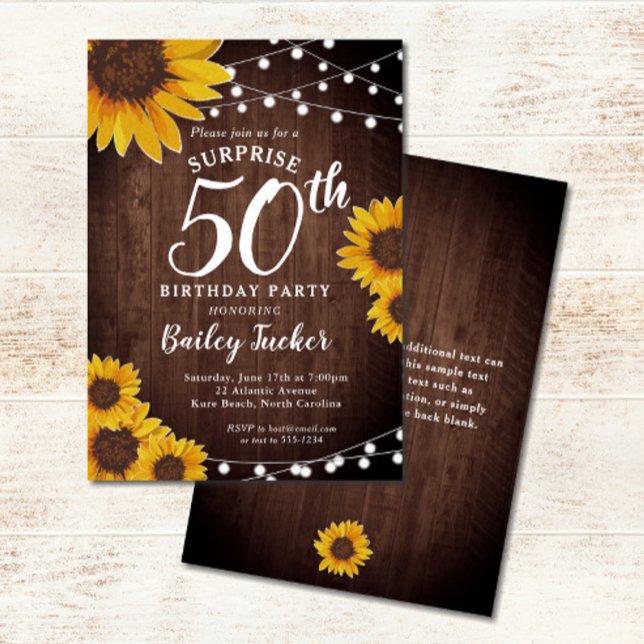 Convites Rustic Sunflower & Lights Surpreende 50º aniversár (Rustic Sunflowers & String Lights on Wood 50th Birthday Party Invitation)