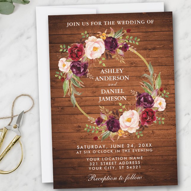 Convites Rustic Wedding Wood Burgundy Floral Wreath Invite (Customize to add more text or photos to back of card.)