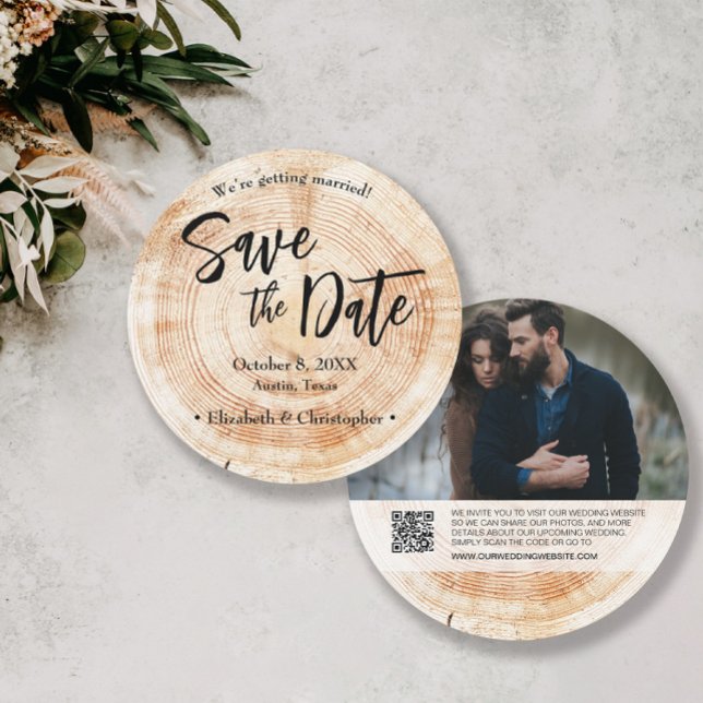 Convites Rustic Wood Wedding Salvar a data Foto website (Unique Rustic wood grain round save the date photo wedding card with qr code to wedding website.)
