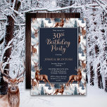 Convites Rustic Woodsy Deer | Forest aniversário de 30 anos<br><div class="desc">Celebre seu aniversário no estilo rústico de madeira com este padrão de natureza dos cervos, design de "Festa de aniversário" com tema exterior, apresentando uma variedade de cervos com árvores de abeto, montanhas e neve verdes em um fundo branco na frente e um fundo de madeira escura rústico e suja...</div>