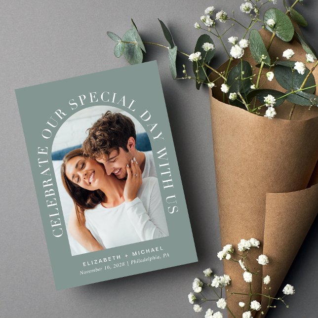 Convites Sage de Código QR de Foto em Arch Elegante Tudo em (Celebrate your love story with an invitation showcasing your favorite photo in an elegant arch frame)