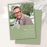 Convites Sage Green 50th Birthday Photo<br><div class="desc">Foto do moderno minimalista sábio verde cinquenta convite de aniversário para uma festa de aniversário divertida. A idade pode ser alterada. Este convite é simples e elegante, convite de aniversário para homens e mulheres. A cor de fundo verde de sábio pode ser alterada para qualquer cor de sua escolha usando...</div>