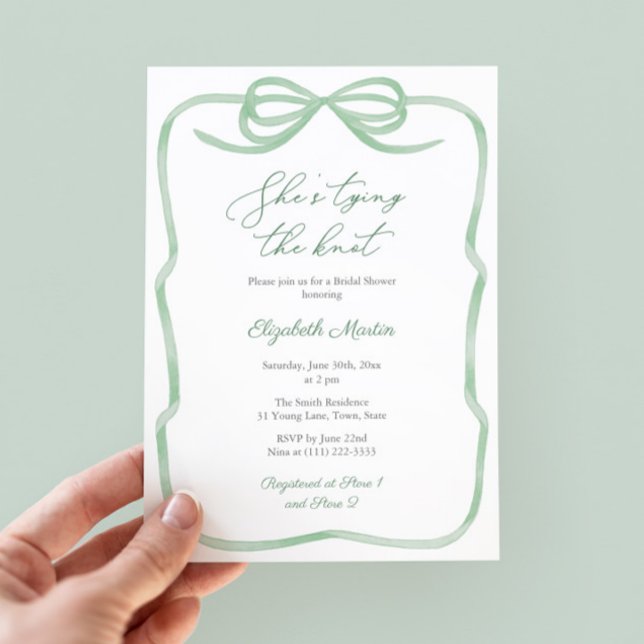 Convites Sage Green Arco Ela é Chá de panela Casando (Sage green tying the knot bridal shower invitation with watercolor bow and green white stripe backer)