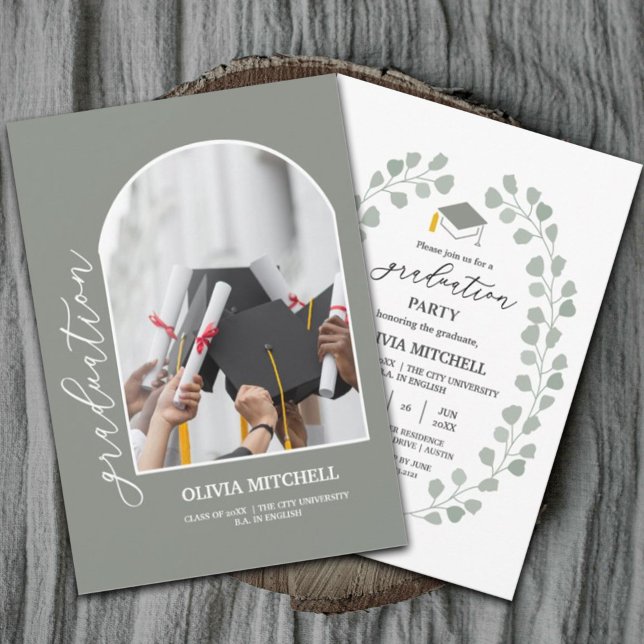 Convites Sage Green Classe de Graduação de Foto em Arch 202 (Celebrate with these modern sage green graduation invitations celebrating the class of 2024 #chic)