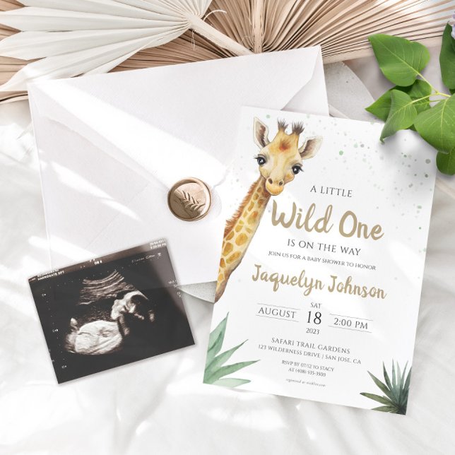 Convites Sage Green e Dourada Safari Giraffe Chá de fraldas (You're in for an adventure with this little wild one! This minimalist Giraffe invite is perfect.)