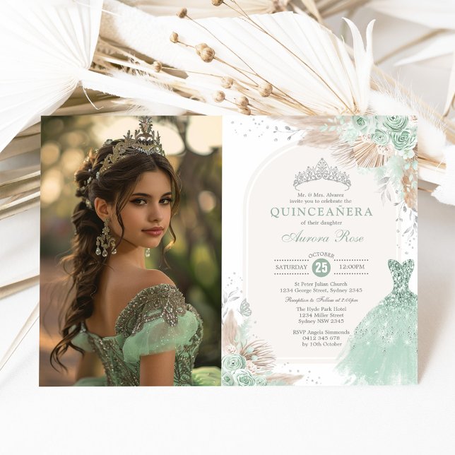 Convites Sage Green Silver Quinceañera Boho Princess Foto (Criador carregado)