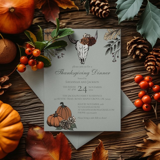Convites Sage Ocidental - Ação de Graças - Colheita de Vaca (Elegant Thanksgiving Dinner Invite. Hand-Drawn Cow Skull, Pumpkins, Roses, Autumn Leaves & Berries.)