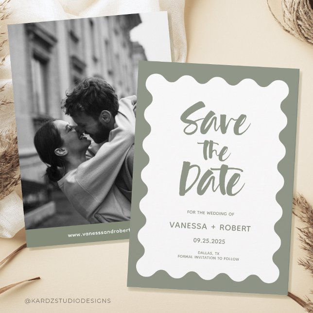 Convites Salva a Data em Verde Moderno com Foto (Modern Sage Green Save the Date with photo of couple in black and white. Wavy scallop frame + script)