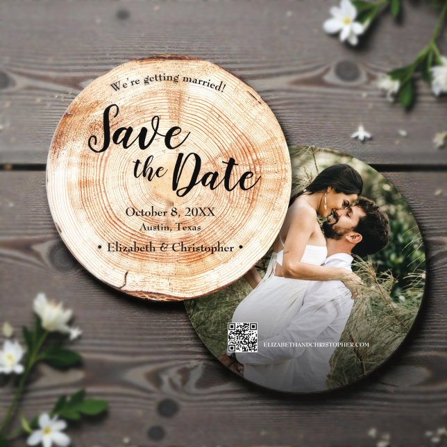 Convites Salve a data do casamento em madeira rústica com c (Rustic wedding wood photo save the date with QR code wedding website.)