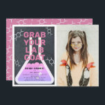 Convites Science Flask Chalkboard Girl Pink Foto de Anivers<br><div class="desc">Este legal convite para fotos da festa de aniversário da ciência do "agarre seu casaco de laboratório" para meninas apresenta um quadro/quadro negro com um frasco emoldurado por uma borda branca. O verso apresenta um fundo cor-de-rosa com padrões moléculas. Personalize para suas necessidades. Você pode encontrar produtos correspondentes na minha...</div>