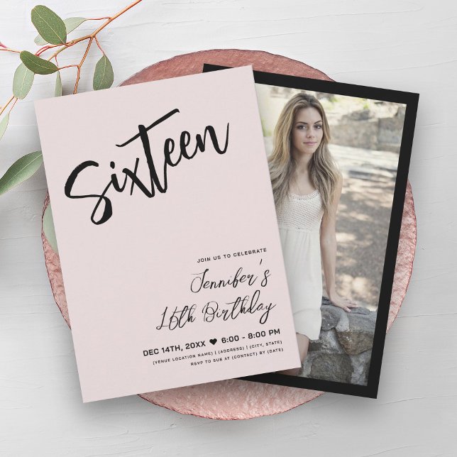 Convites Script 16 Preto Suave 16 Simples e Esbranquiçado C (Simple Elegant Blush Pink Black Sweet 16 Script Invitation)