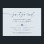 Convites Script Adiado à Cerimônia de Casamento e Recepção<br><div class="desc">Quando tiver de adiar o casamento,  informe aos seus convidados este convite de na moda com espaço para todos os detalhes (frente e verso). Com um roteiro de caligrafia na moda e layout elegante. Todas as cores são editáveis.</div>