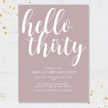 Convites Script de aniversário de 30 anos Branco Cor-de-ros<br><div class="desc">Celebre seu estilo de aniversário de 30 anos com este convite de aniversário moderno e chique. Com um bonito fundo cor-de-rosa,  a tipografia do roteiro branco diz "Olá trinta". Por baixo,  na tipografia branca moderna,  você pode facilmente personalizar com seus detalhes.</div>