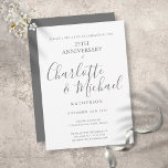 Convites Script de Assinatura de Aniversário de Casamento d<br><div class="desc">Apresentando nomes de assinatura de script prateado. Personalize com sua informação especial de vinte e cinco anos de aniversário de prata em carta chic. Projetado por Thisnotme©</div>